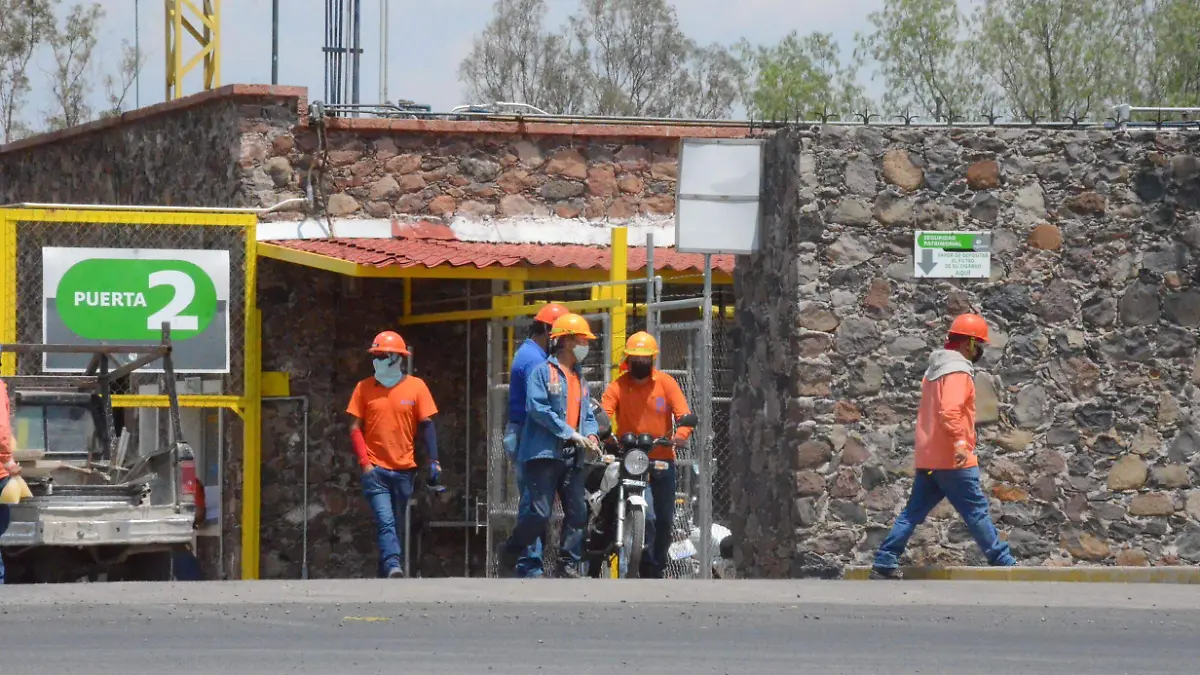 Industriales ven complicaciones para seguir ejerciendo sus actividades.  Luis Lu_vanos.  El Sol de San Juan del R_o.